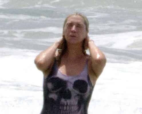 Ke$ha(ケシャ)、過激だけれどくびれナシの水着姿をキャッチされる!