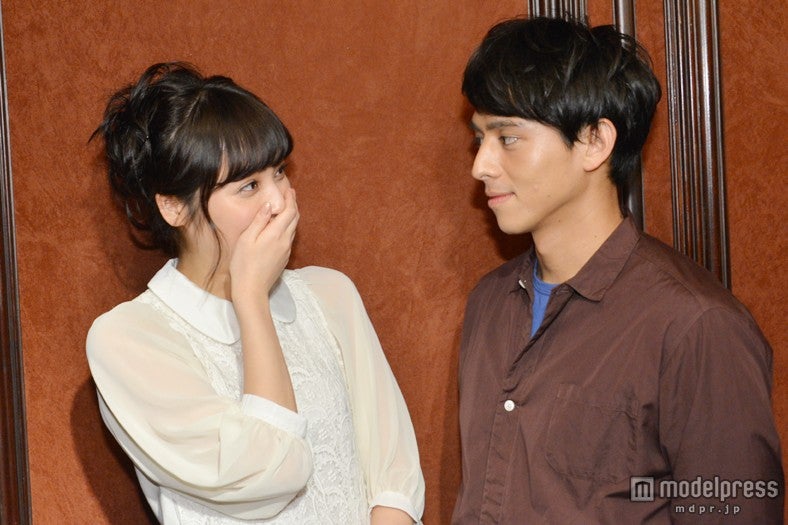 言葉の節々から二人の仲の良さが伝わった（左より）佐々木希、満島真之介