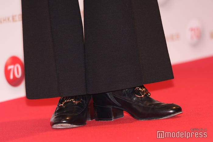 足元もブラックで統一/氷川きよし(C)モデルプレス