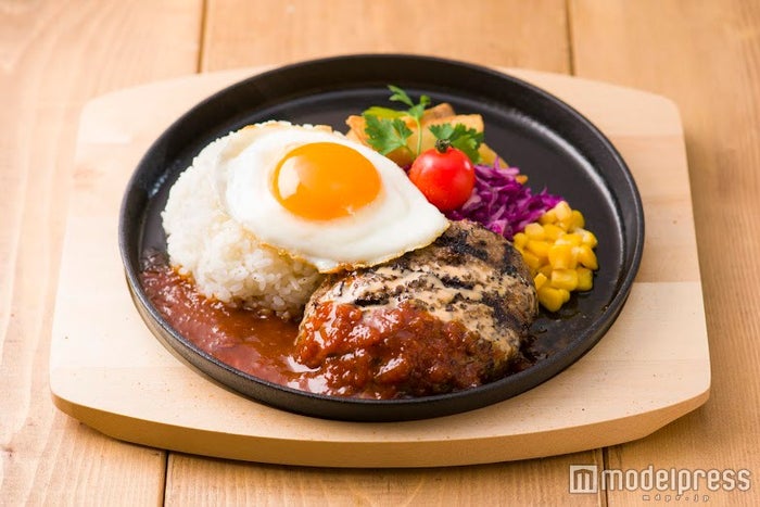 自家製ハンバーグの鉄板ロコモコ1,080円（税込）／画像提供：エスエルディー