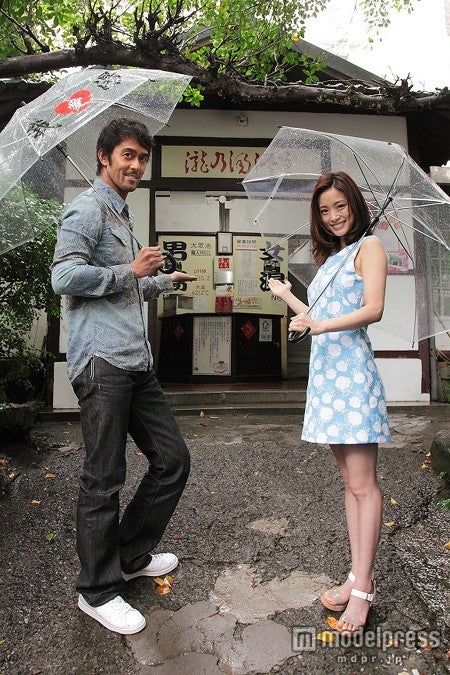 台湾北部の温泉地、北投温泉を訪れた阿部寛、上戸彩