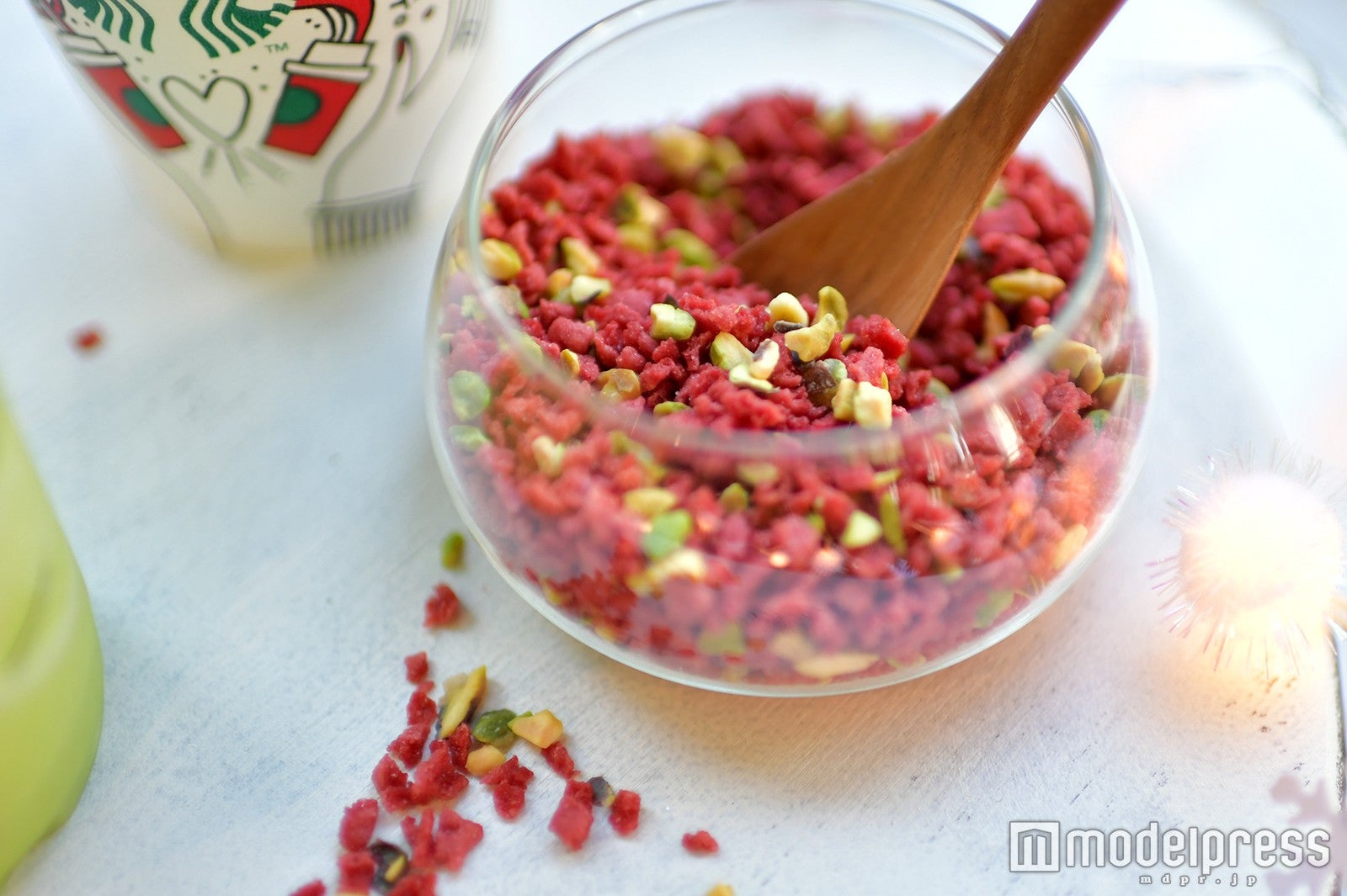 トッピングのピスタチオ＆ラズベリークッキーは見た目も華やか！ （C）モデルプレス