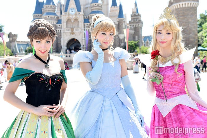 プリンセスの仮装(左から)まなみさん(アナ)、えりさん(シンデレラ)、なつさん(オーロラ姫)/(C)モデルプレス