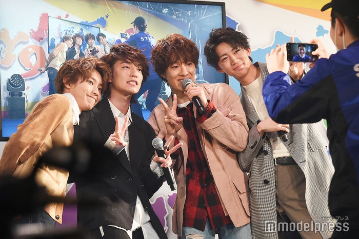 阿部顕嵐、森田美勇人、真田佑馬、長妻怜央/集合写真を撮っているスタッフが実は諸星翔希で自撮りをしていた (C)モデルプレス