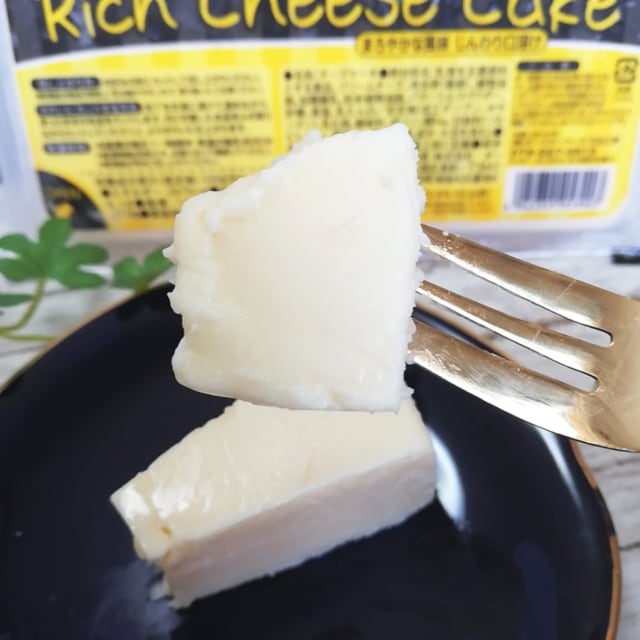 業務スーパー「リッチチーズケーキ」をフォークでひと口刺したところ
