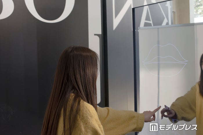 鏡をタッチして進んでいく(C)ビューティーガール