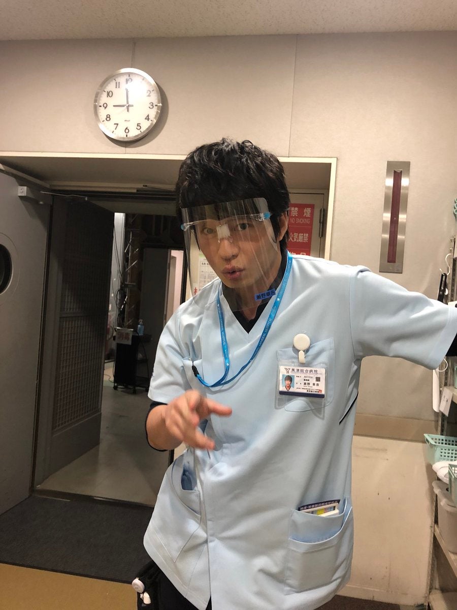 田中圭、フェイスシールド姿で撮影再開を報告 ファン待望オフショットに反響＜アンサング・シンデレラ＞