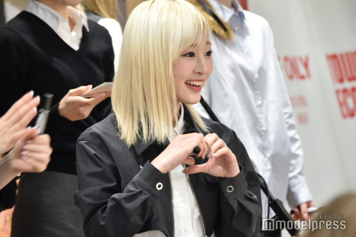 ファンにポーズを見せるSHIZUKU(飯田栞月)(C)モデルプレス