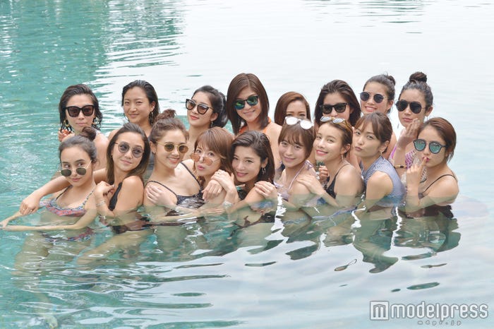 プールでの様子 (C)モデルプレス