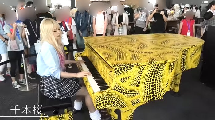 都庁ピアノ 動画でバズった絶対音感の金髪ギャル ゆずはが話題 ギャップすごすぎ 感動した モデルプレス