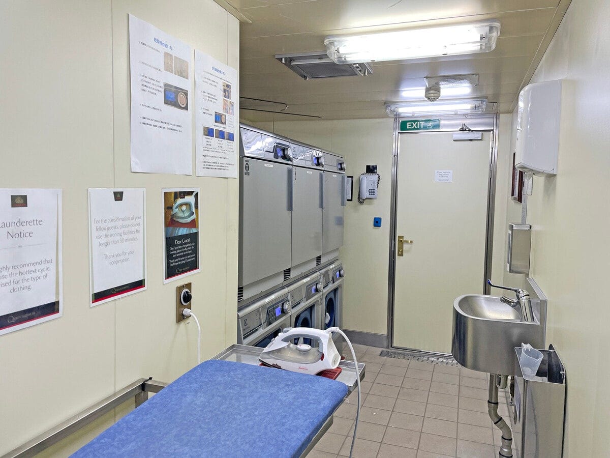 クイーン・エリザベスの船内には無料で使えるランドリー（乾燥機付き）があるので長旅も安心
