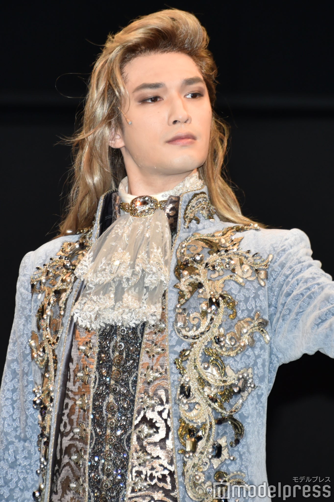 高貴な佇まいで決めるジェシー（C）モデルプレス