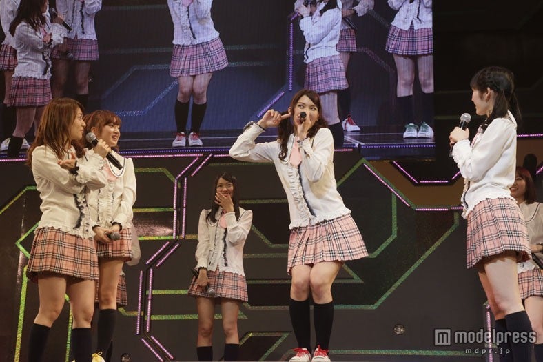 中央：秋元才加（C）AKS