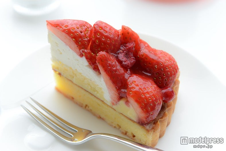 ストロベリーとラズベリーをたっぷりのせた「ストロベリータルト」￥594