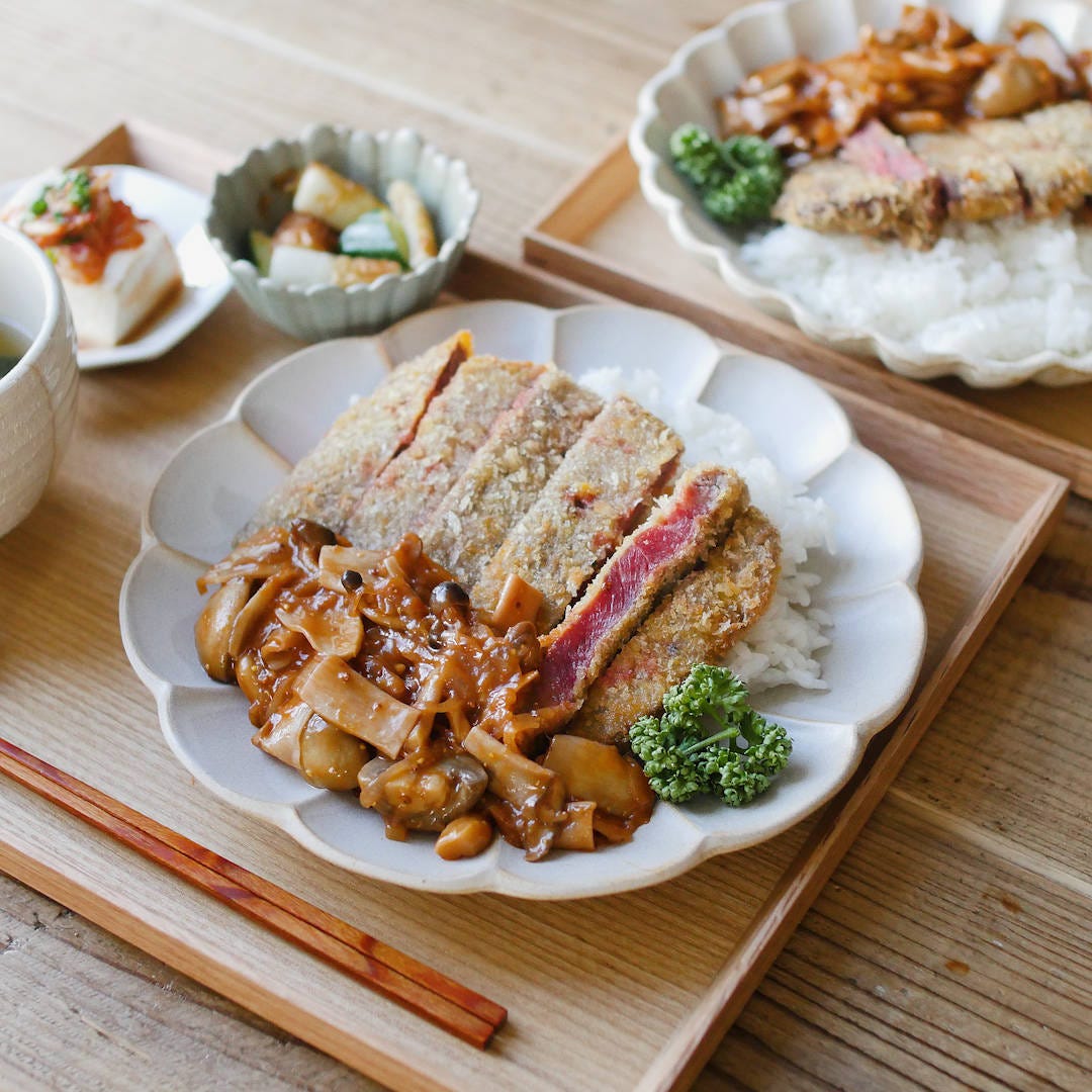 がっつり贅沢！デミグラスソースかけビーフカツごはん