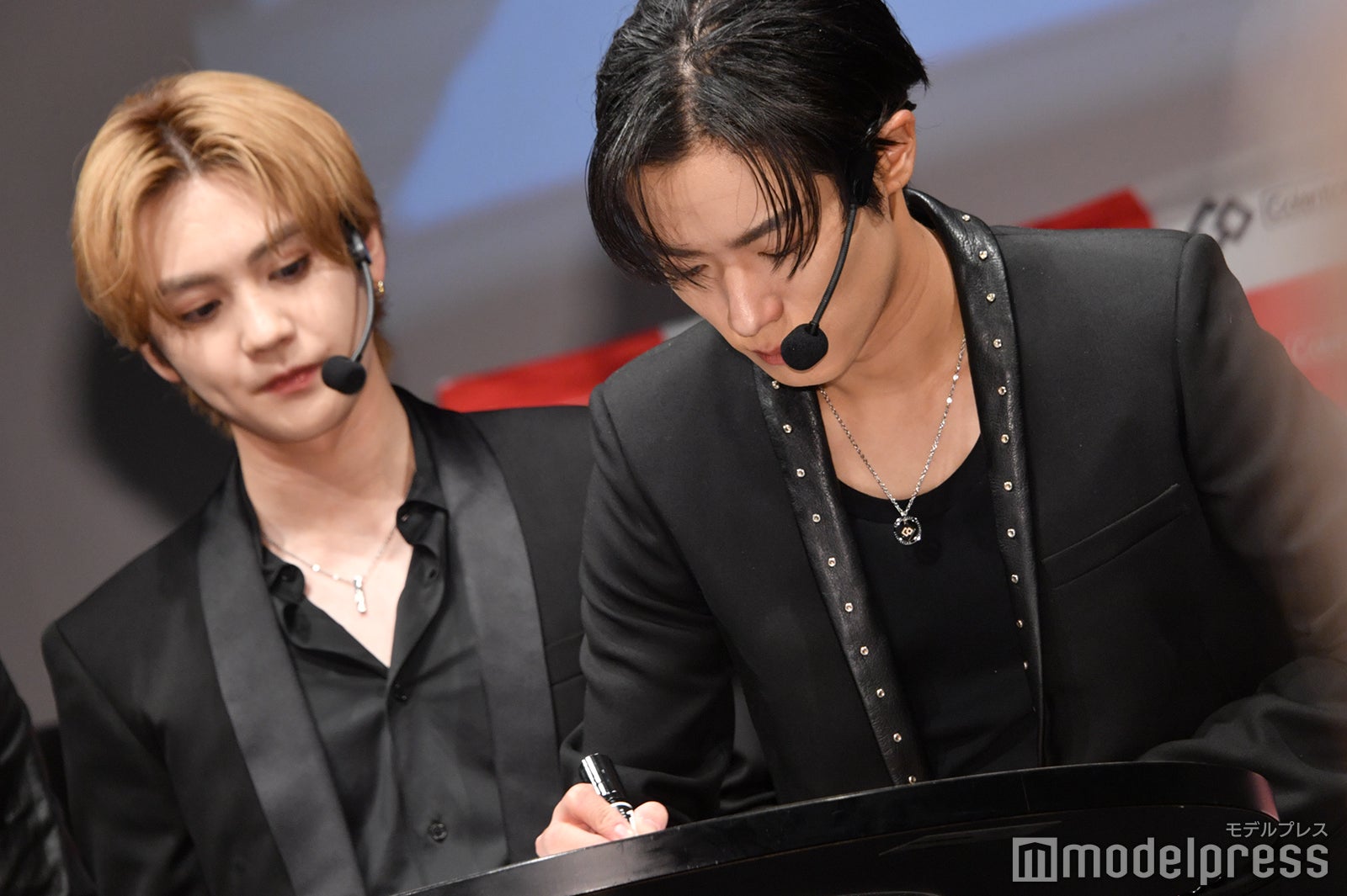 吉野北人、ポスターにサインする川村壱馬（C）モデルプレス