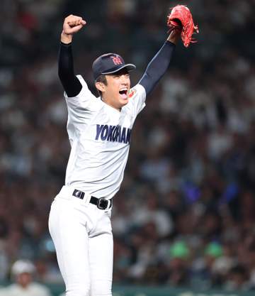 横浜 織田翔希が甲子園最速156キロ計測 甲子園が騒然 同点の無死一、二塁からリリーフ登板→無失点で切り抜けて感情爆発