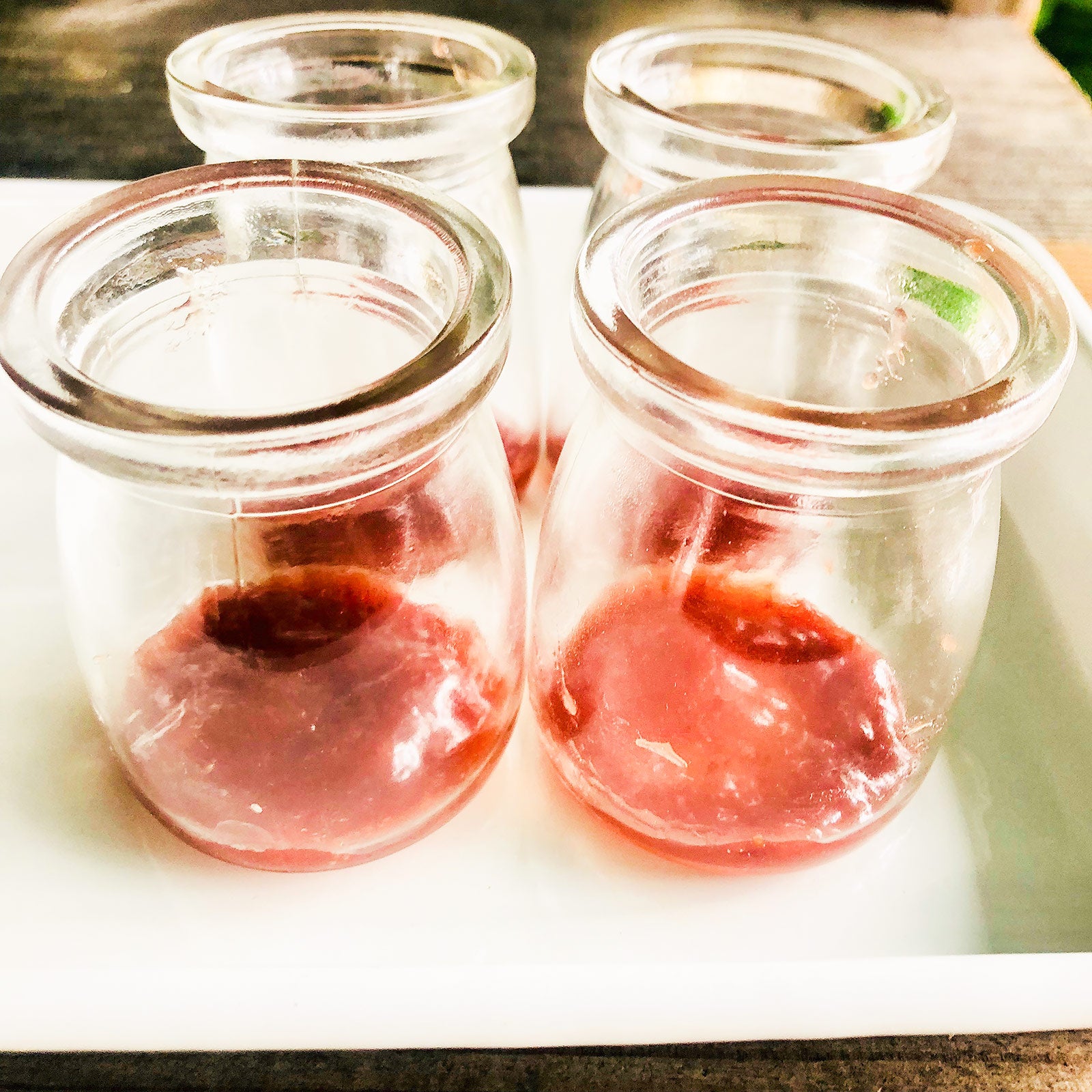 手順1：器にいちごジャムを小さじ1ずつ入れる／画像提供：柏原歩