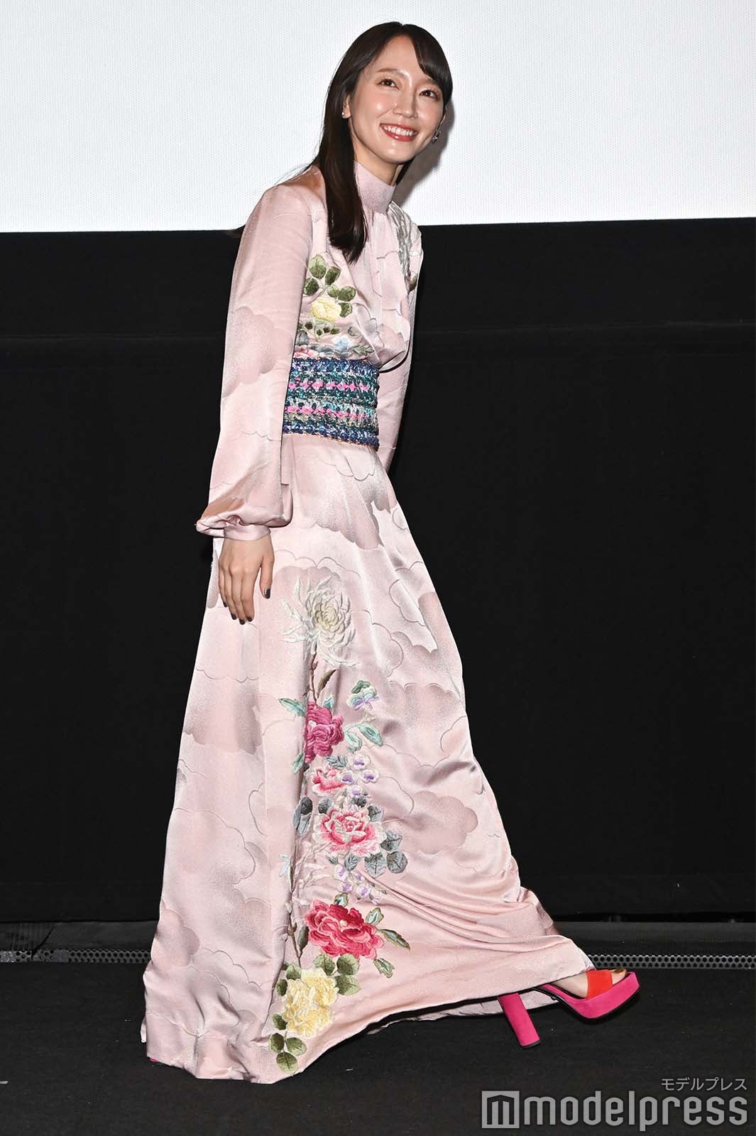 るんるんの吉岡里帆 （C）モデルプレス