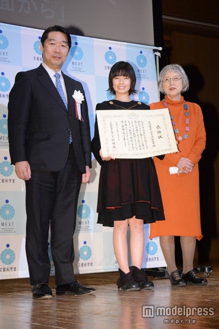 小芝風花（中央）、角野栄子氏（右）