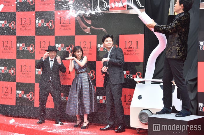 大泉洋(右)から雪の攻撃を受ける(左から)吉田照幸監督、前田敦子、松田龍平 (C)モデルプレス