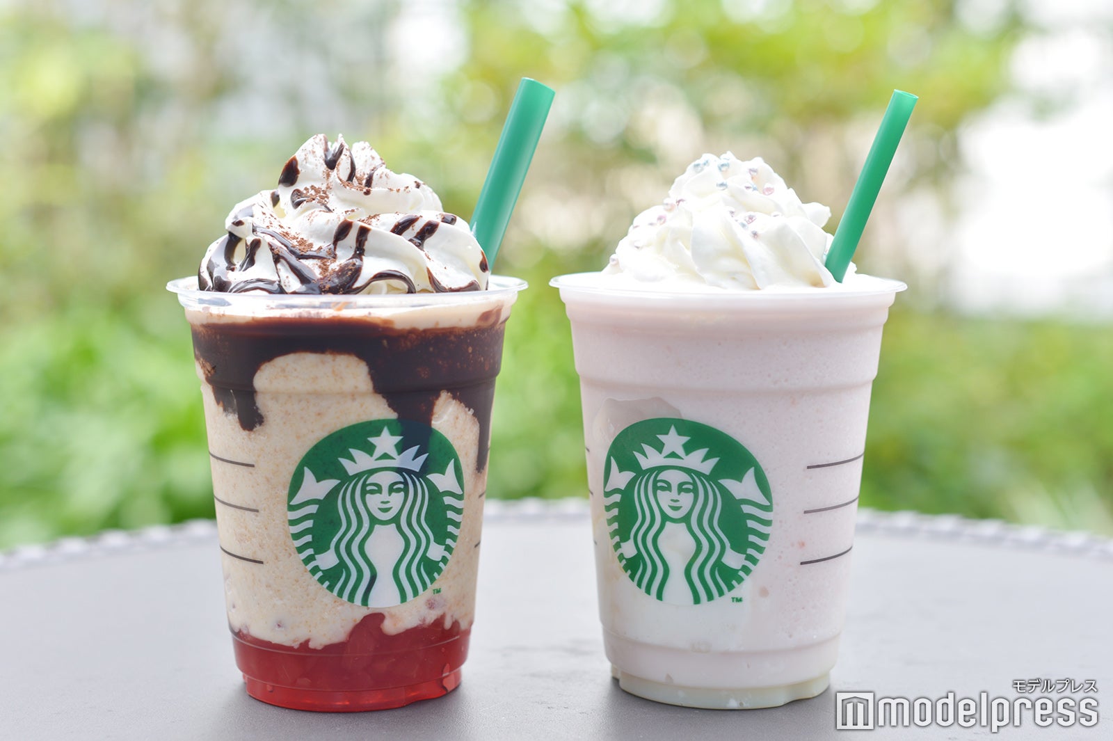 ハロウィンウィッチ フラペチーノ（左）とハロウィンプリンセス フラペチーノ（右） （C）モデルプレス