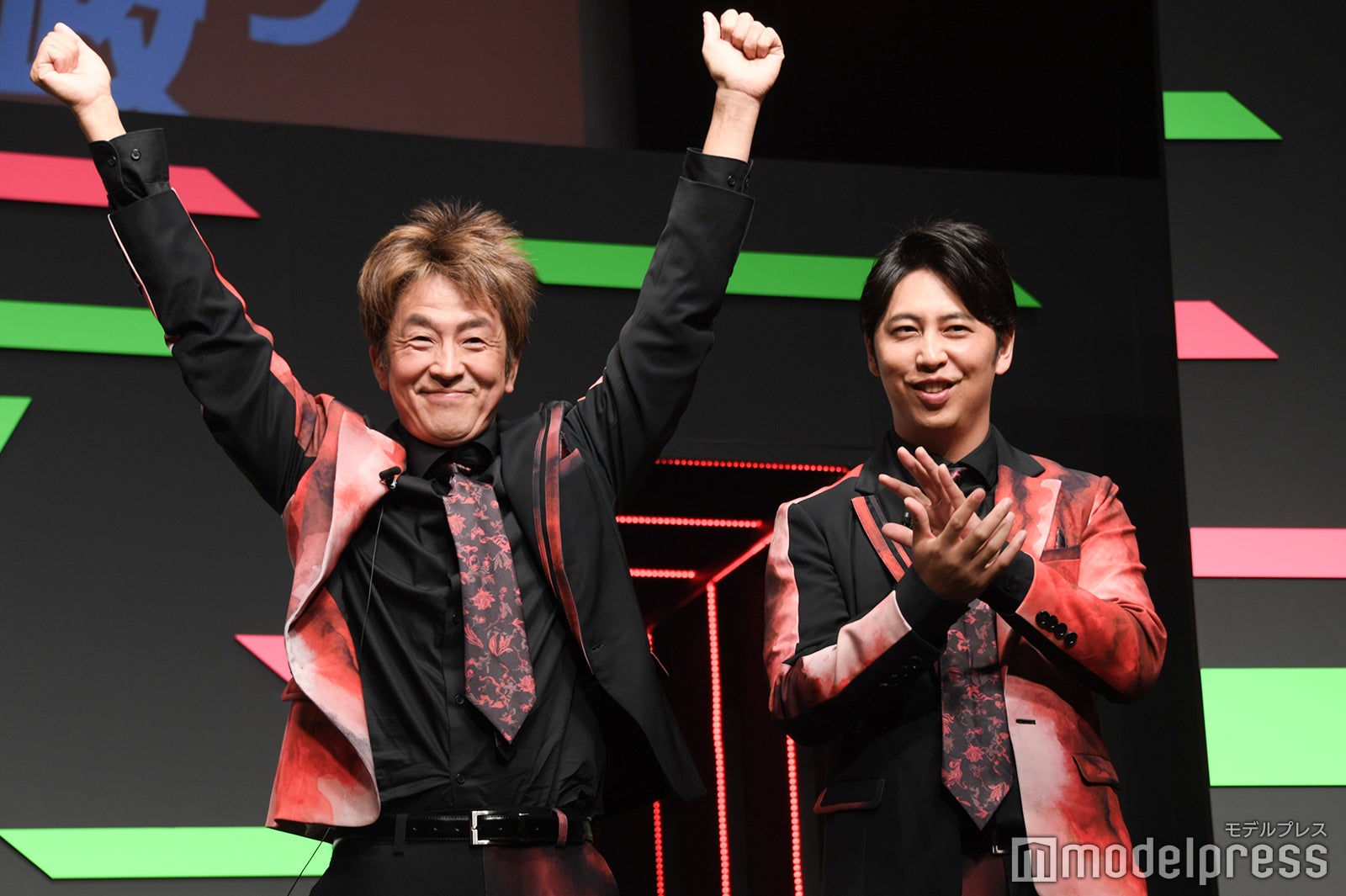 イベントの即興コントバトルで優勝した堀内健、屋敷裕政（C）モデルプレス