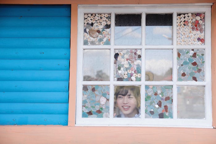 撮影:三宮幹史/井手上漠フォトエッセイ『normal?』公式ツイッター(@bakunohon0420)より