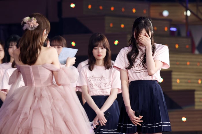 秋元真夏、梅澤美波「秋元真夏 卒業コンサート」より(C)乃木坂46LLC