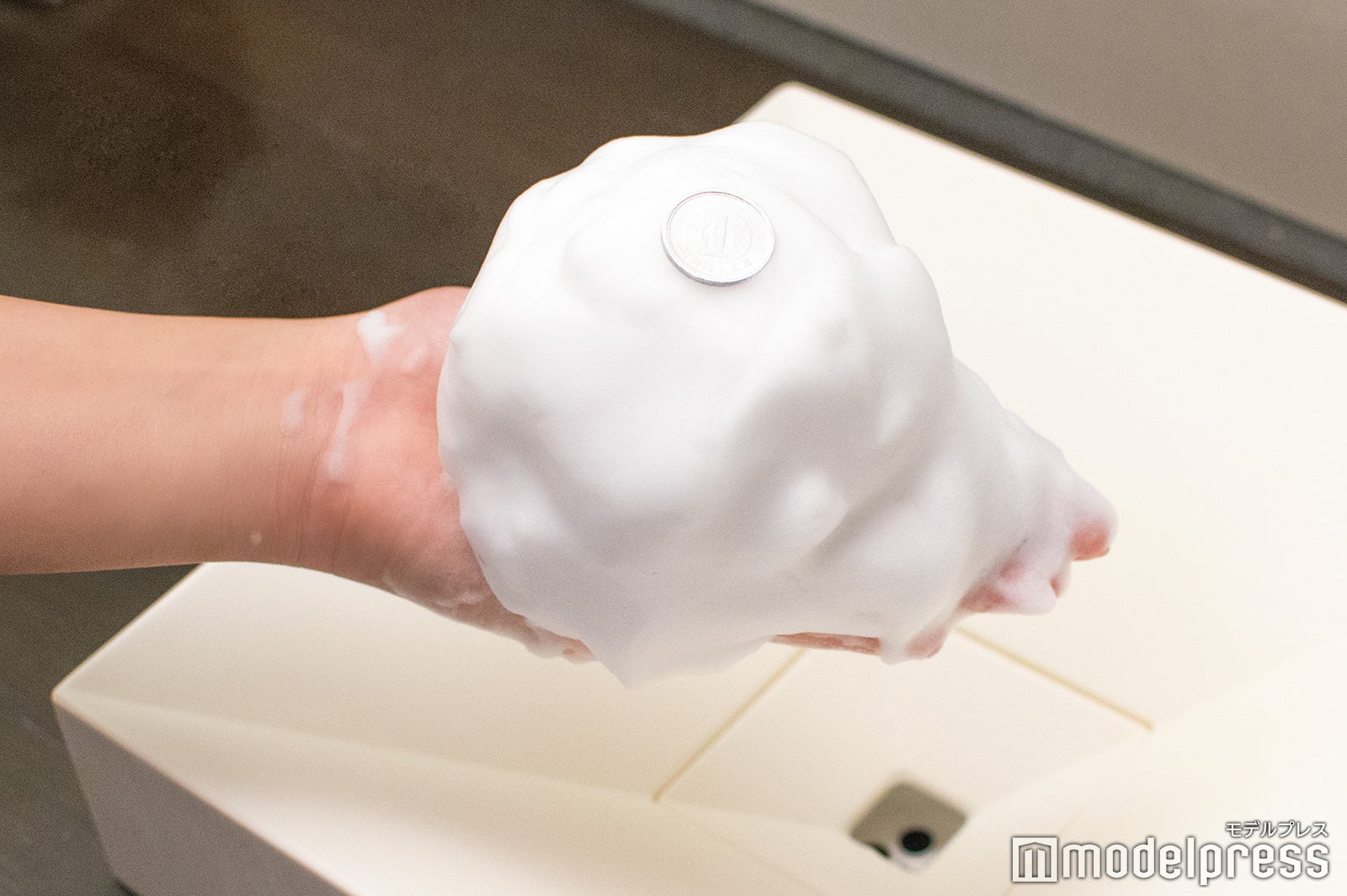 1円玉が乗るほどの弾力（C）モデルプレス