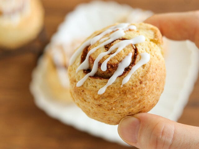 シナモンロール風スコーン　指でつまむ