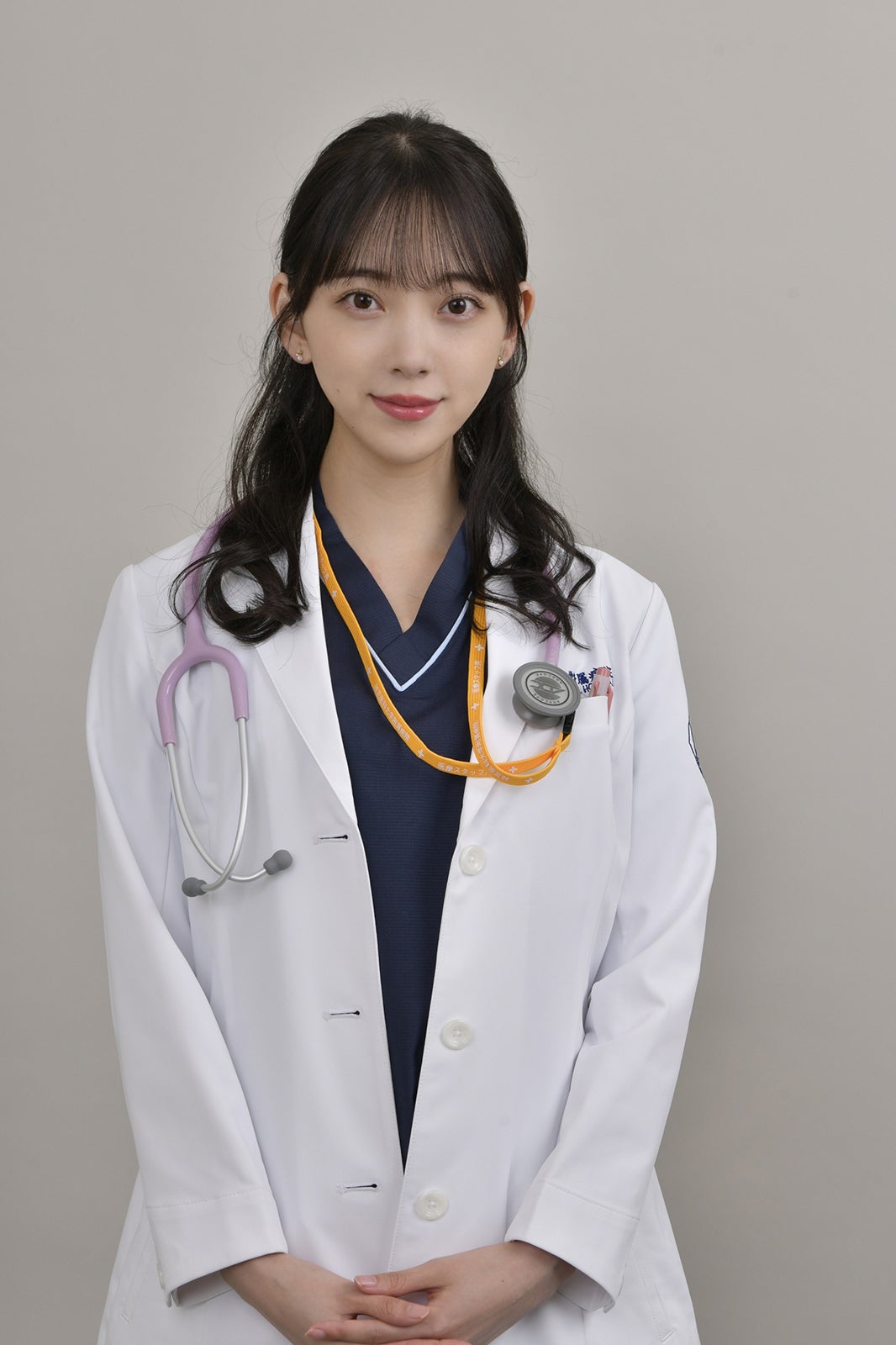 堀未央奈「祈りのカルテ」白衣姿が「美人すぎる」と話題 リップ3種類重ね塗り・ピアスは毎回変更…美意識にも注目