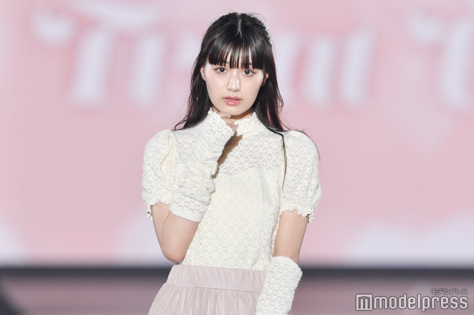 ガーリーな鶴嶋乃愛の可愛さが最強 魅力的ポーズで沸かす＜関西コレクション2022A／W＞