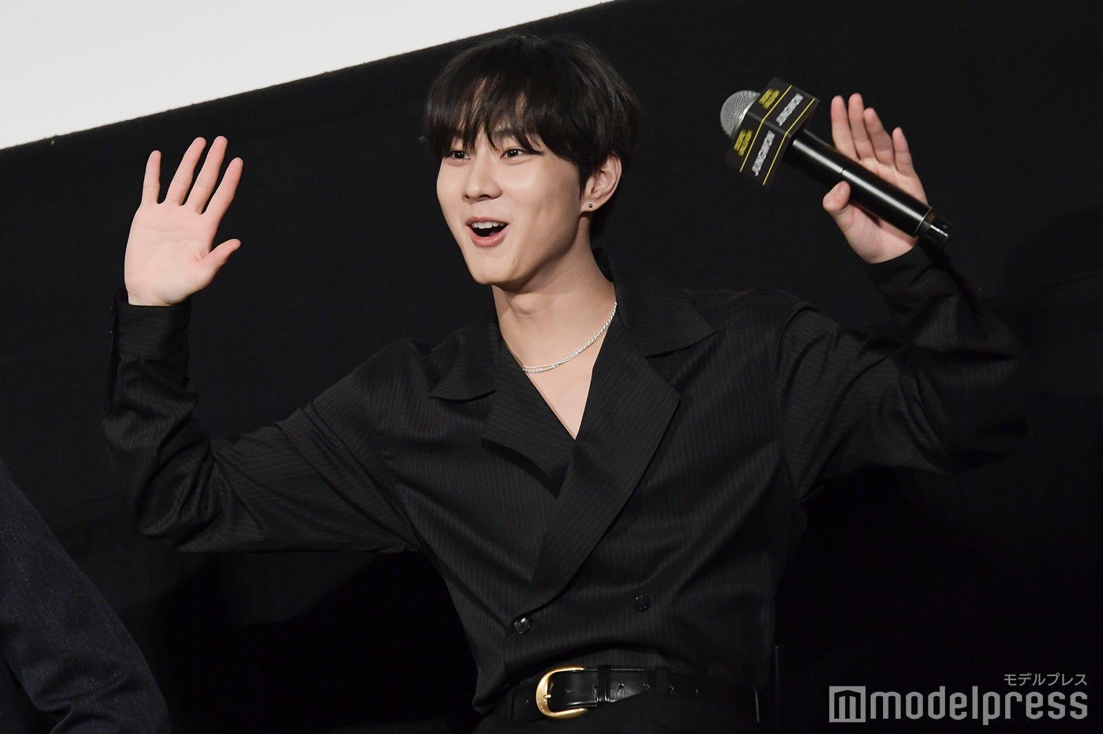 クイズに真剣回答したらすでにスクリーンに回答が映し出されていたことに気づいたJUNGWON（ジョンウォン）（C）モデルプレス