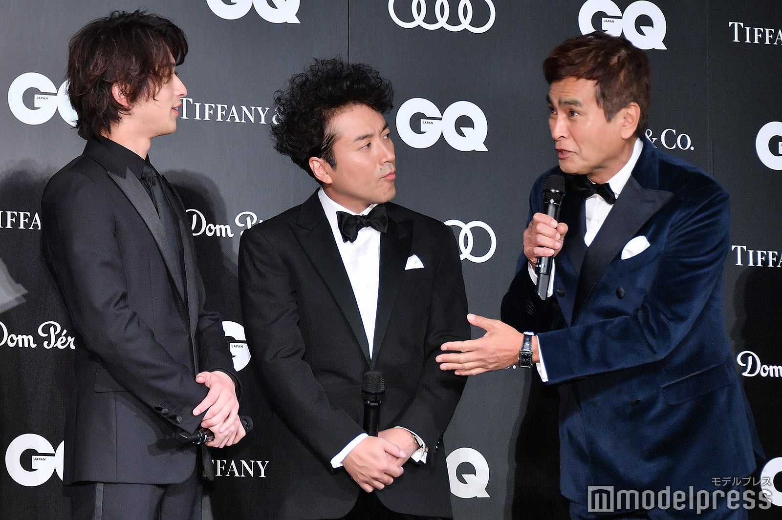 横浜流星（左）に「いつも冷静な横浜さんがテンションが上がる瞬間は？」と聞く石原良純（右）と、真剣に話を聞くムロツヨシ （C）モデルプレス