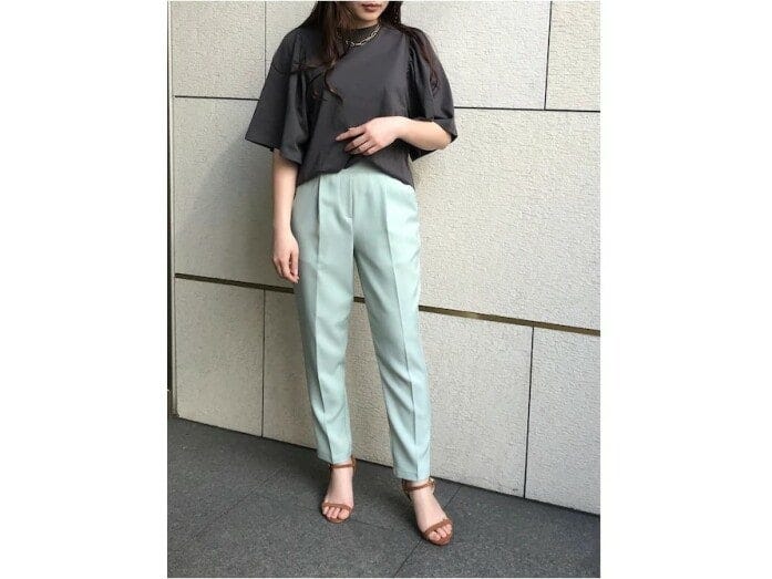 【OKコーデ】汗をかきやすい脇下は、風を通すように広く開いている袖のデザインが快適です　出典：WEAR