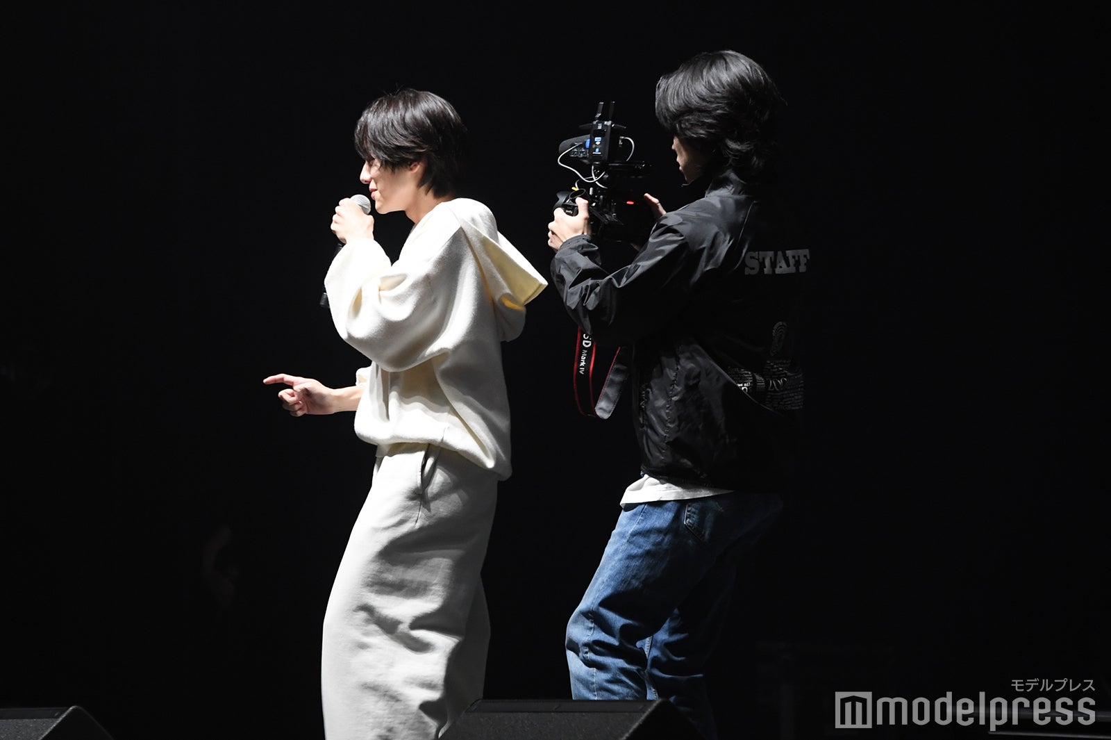 真後ろに来た森愁斗に全く気づかない山下幸輝（C）モデルプレス