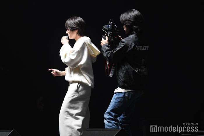 真後ろに来た森愁斗に全く気づかない山下幸輝(C)モデルプレス