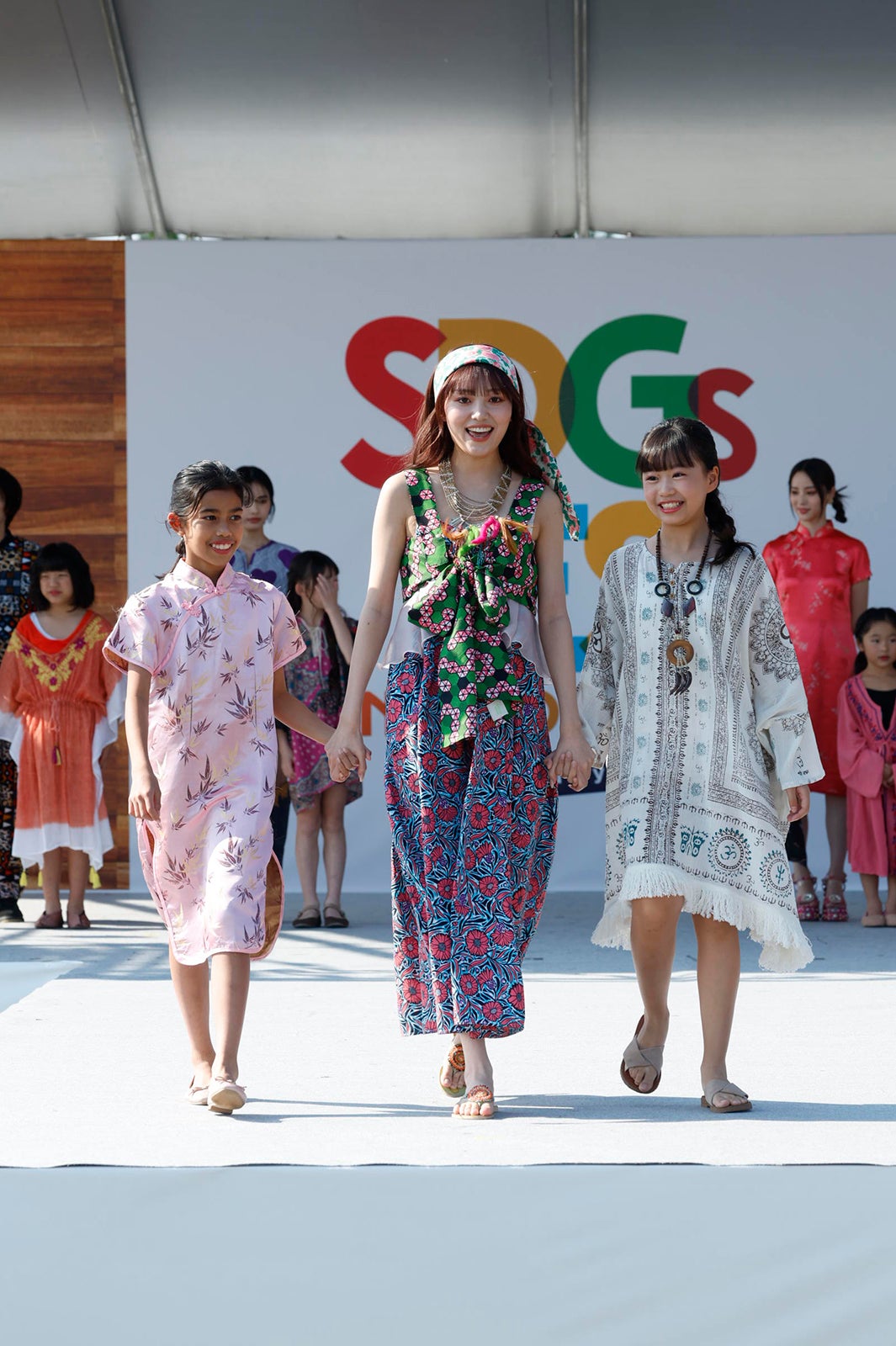 「今日好き」野咲美優、“ルダハート”で全力笑顔 エスニック風・大胆肌見せコーデ披露＜SDGs FES in EDOGAWA＞