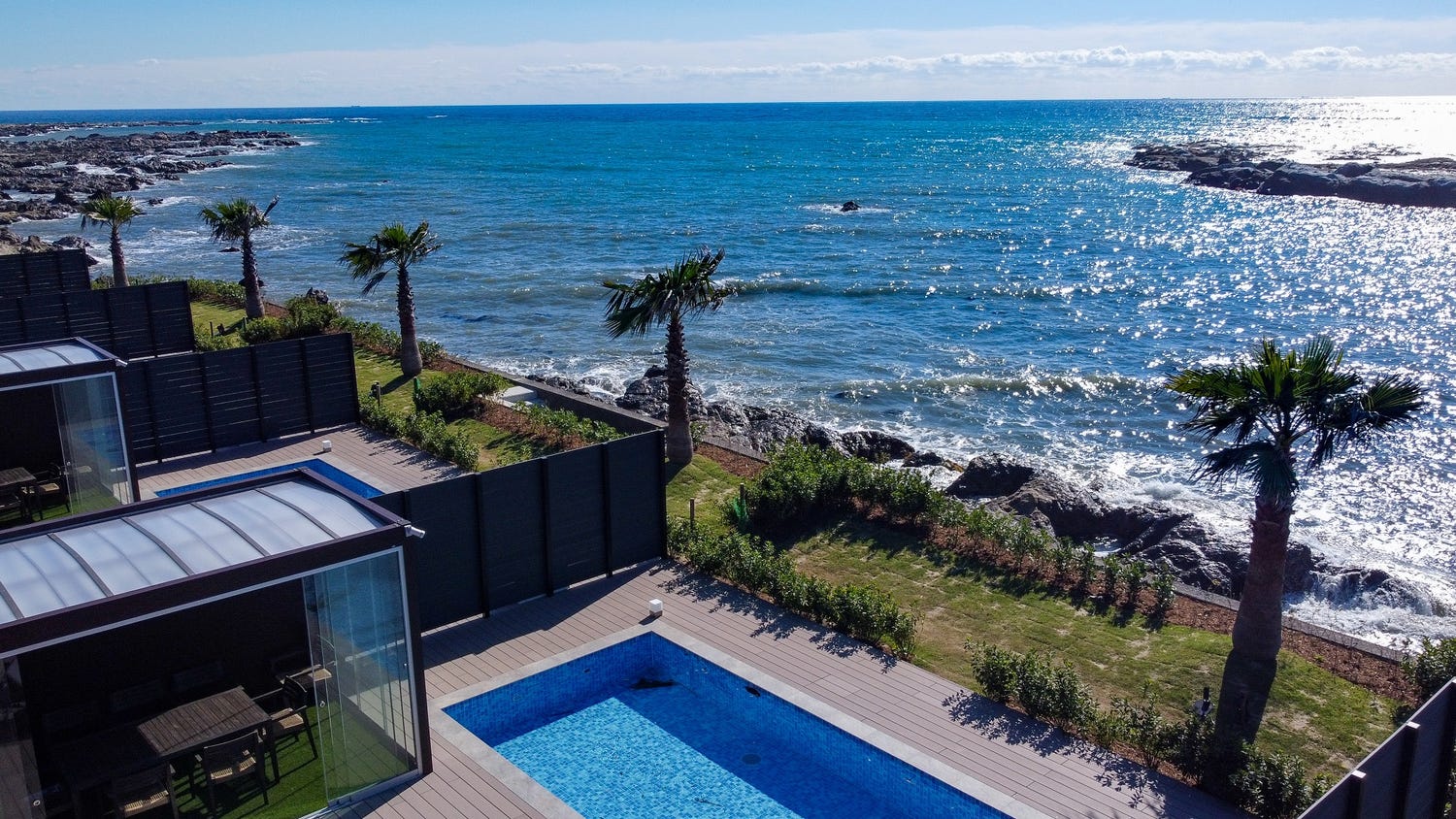 千葉に温泉&プール付オーシャンヴィラ「藍水」刻々と変わる海を堪能