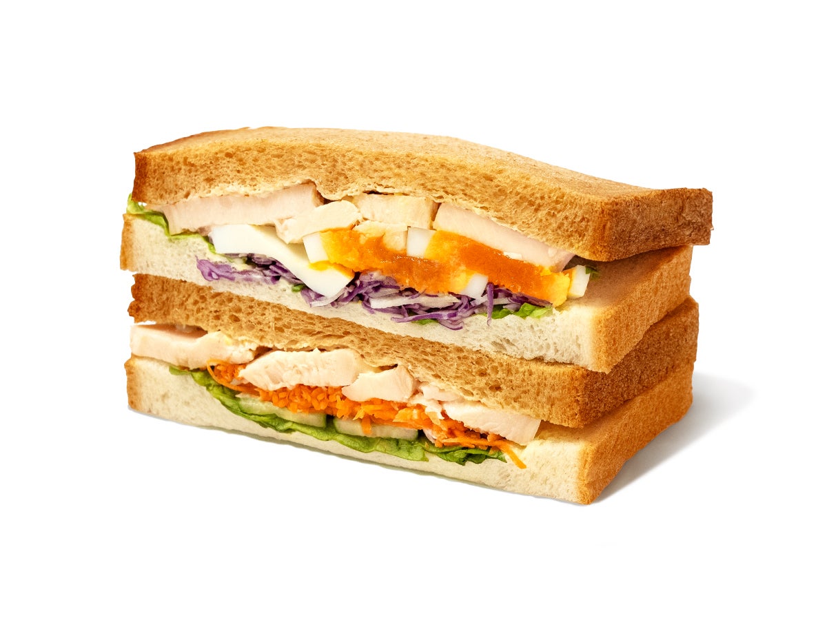 カフェサンド 低温調理チキン＆彩り野菜500円／提供画像