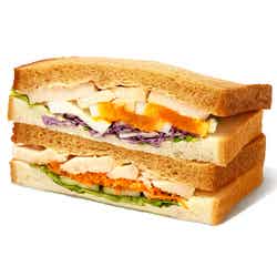 カフェサンド 低温調理チキン&彩り野菜500円/提供画像