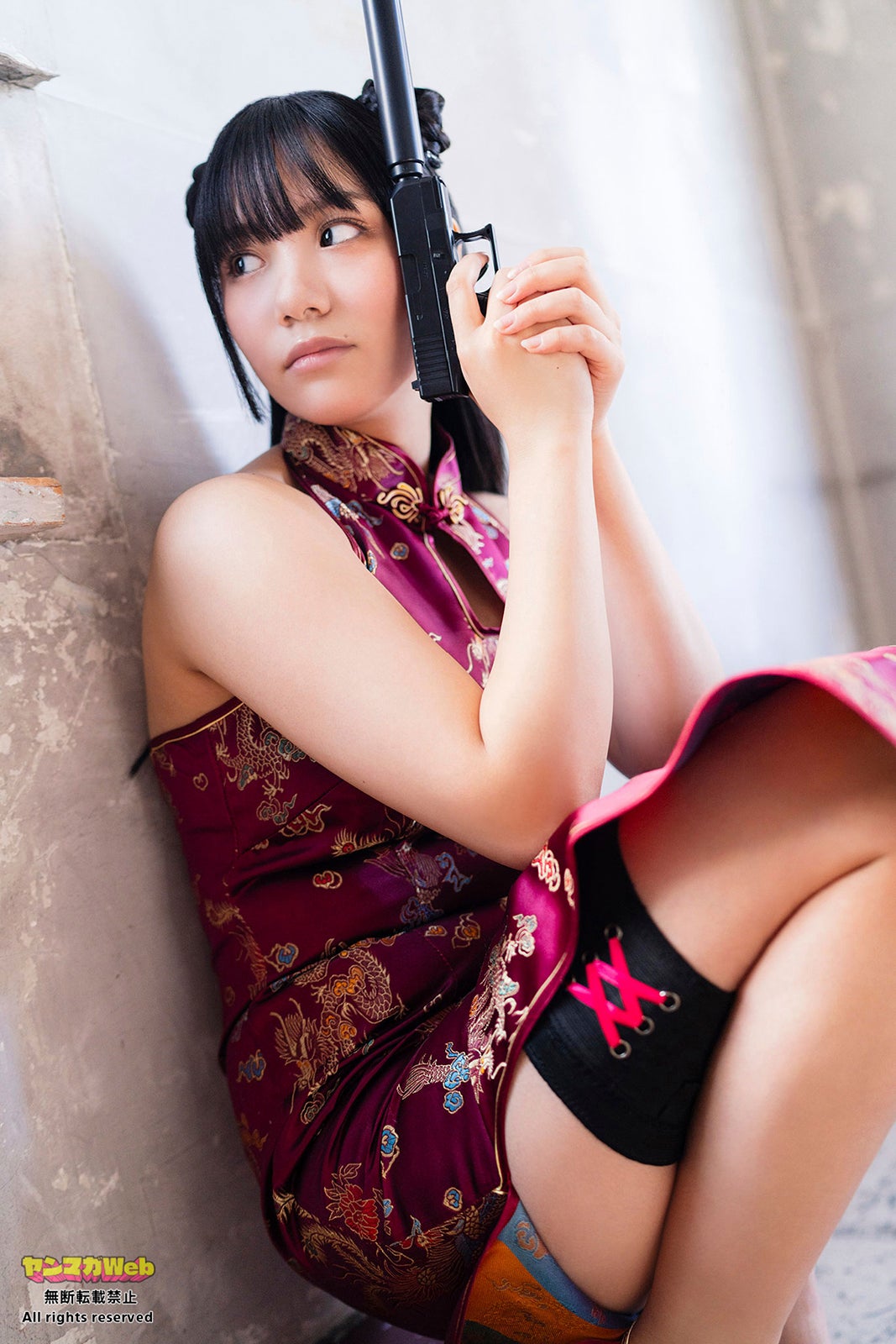 「ミスマガジン2023」吉井しえる、大胆スリットのチャイナドレスで美脚披露