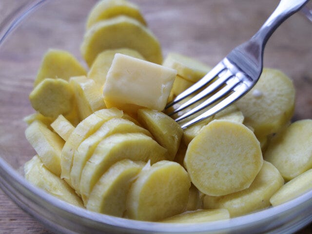 水気を切り、有塩バターを加えて、熱いうちにマッシャーやフォークなどを使って潰す。 水気を切り、有塩バターを加えて、熱いうちにマッシャーやフォークなどを使って潰す。