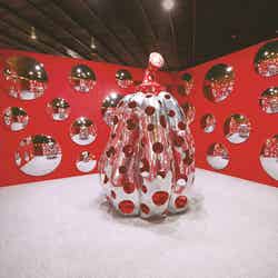 展示作品 宇宙にとどけ、水玉かぼちゃ 2009年／画像提供：フォーエバー現代美術館 祇園・京都