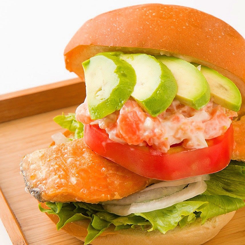 Wサーモンアボカドバーガー／画像提供：CCC 蔦屋書店カンパニー