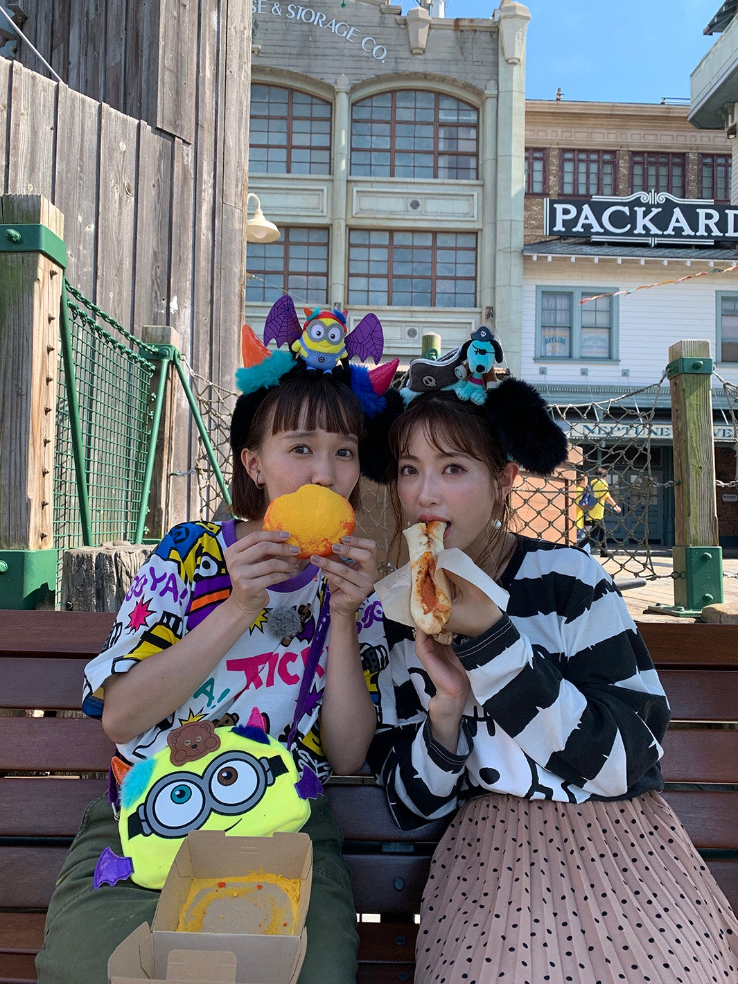 舟山久美子（くみっきー）＆柴田紗希、進化したUSJハロウィーンで大はしゃぎ