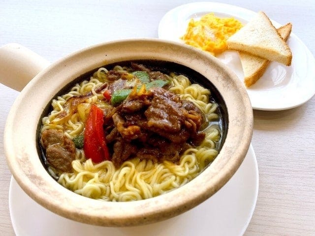 茶餐廳名物の出前一丁サテ麺はクセになるおいしさ