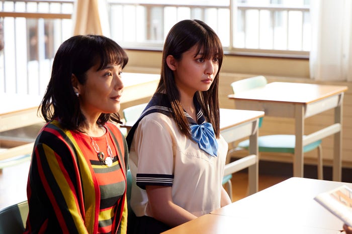 富田靖子、吉川愛/「純愛ディソナンス」第2話より(C)フジテレビ