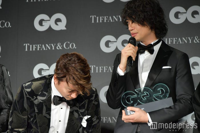 斎藤工(右)にお辞儀をする香取慎吾(左)(C)モデルプレス